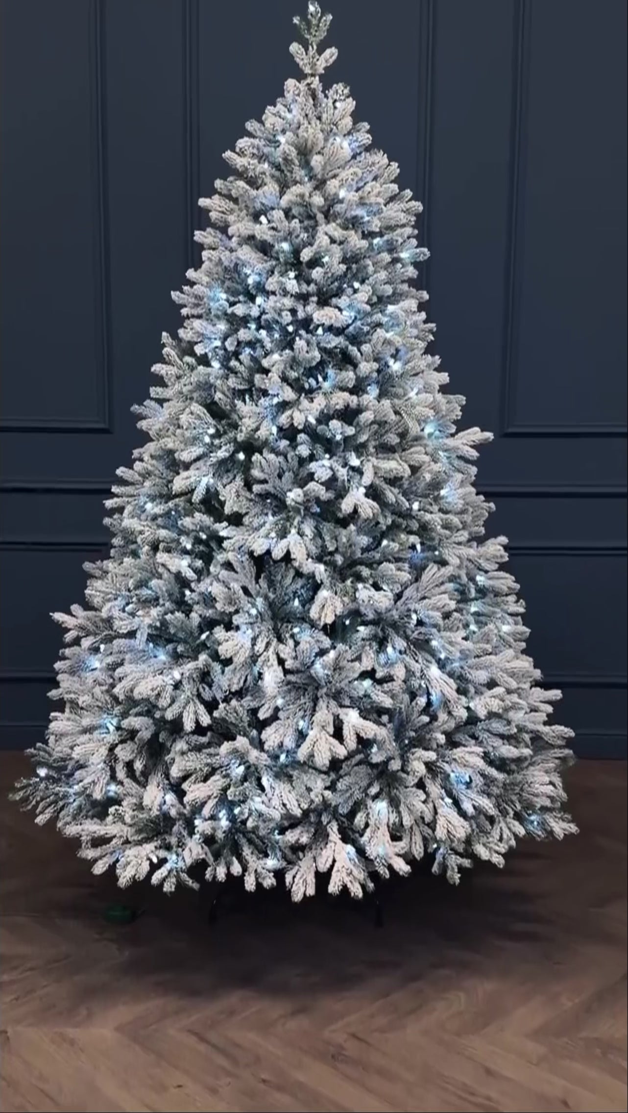 Sapin artificiel avec lumières Hamilton enneigé 228 cm, 750 ampoules blanc froid, FONDU + PVC